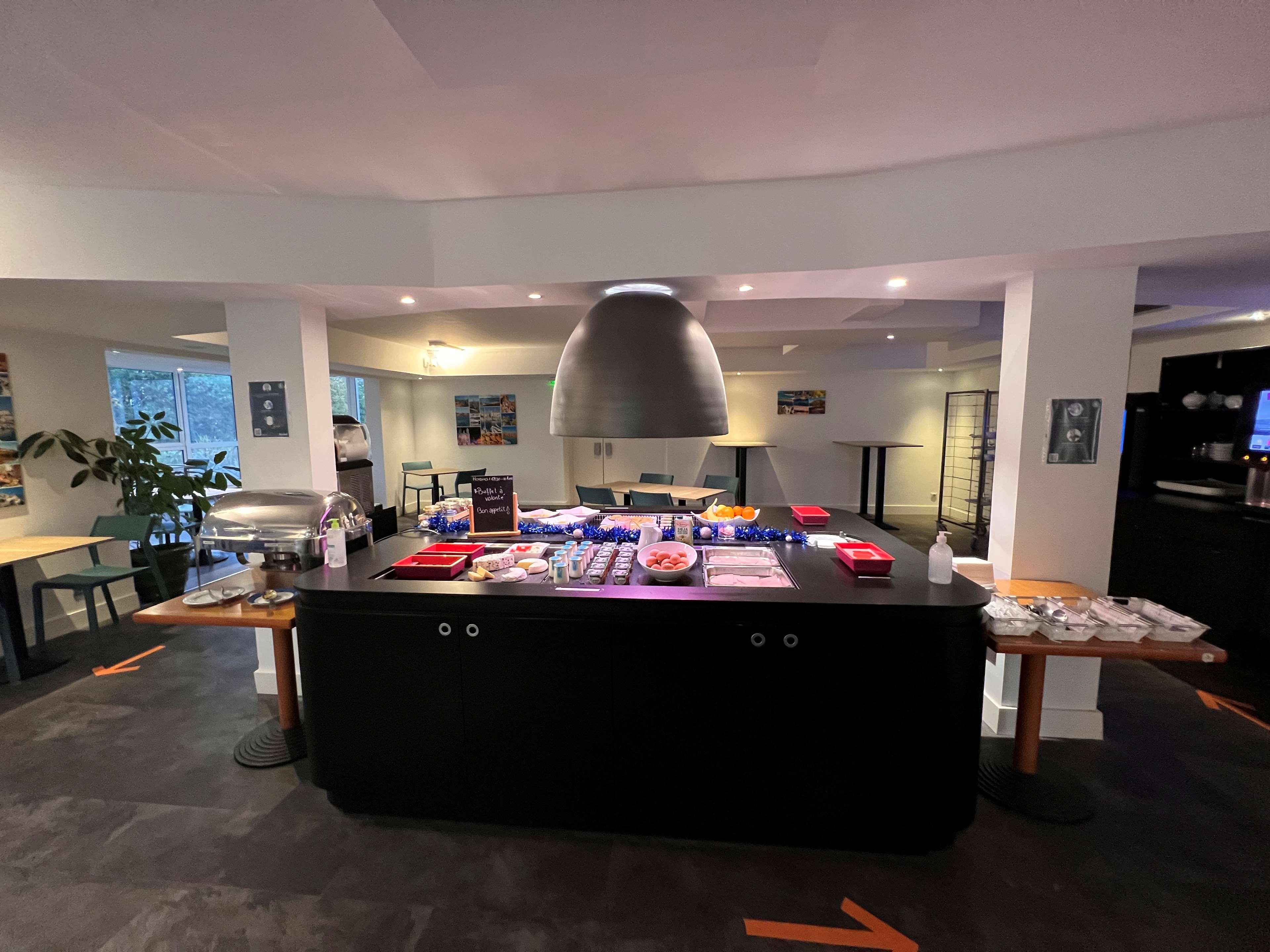 Hotel Restaurant Kyriad Fréjus Eksteriør billede