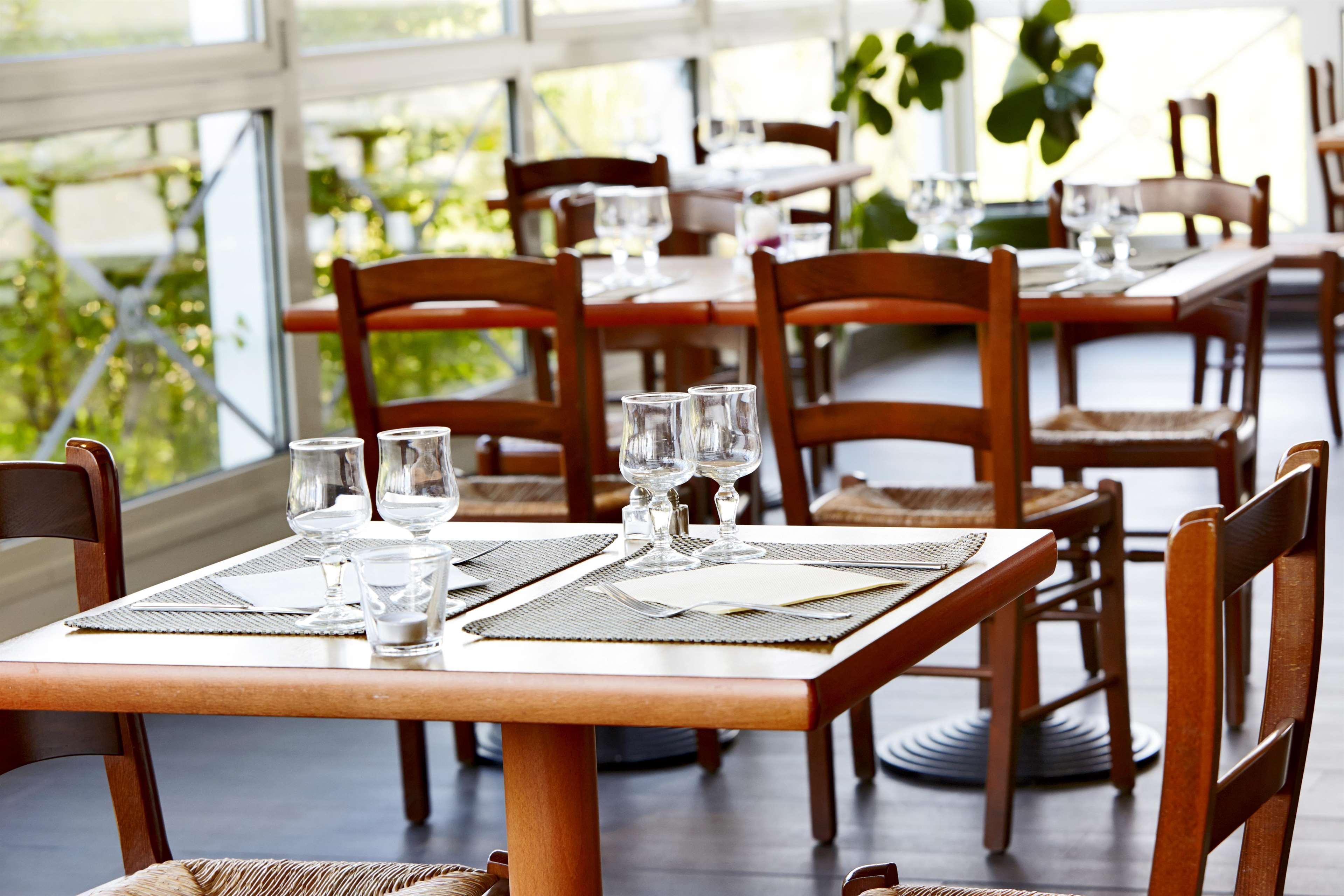 Hotel Restaurant Kyriad Fréjus Eksteriør billede