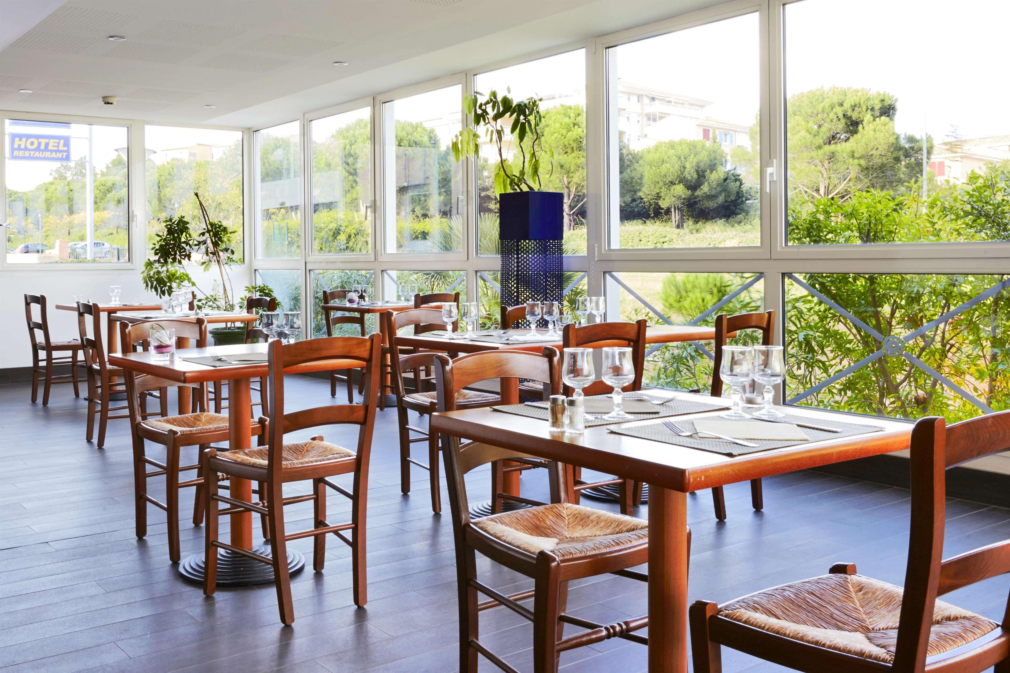 Hotel Restaurant Kyriad Fréjus Eksteriør billede