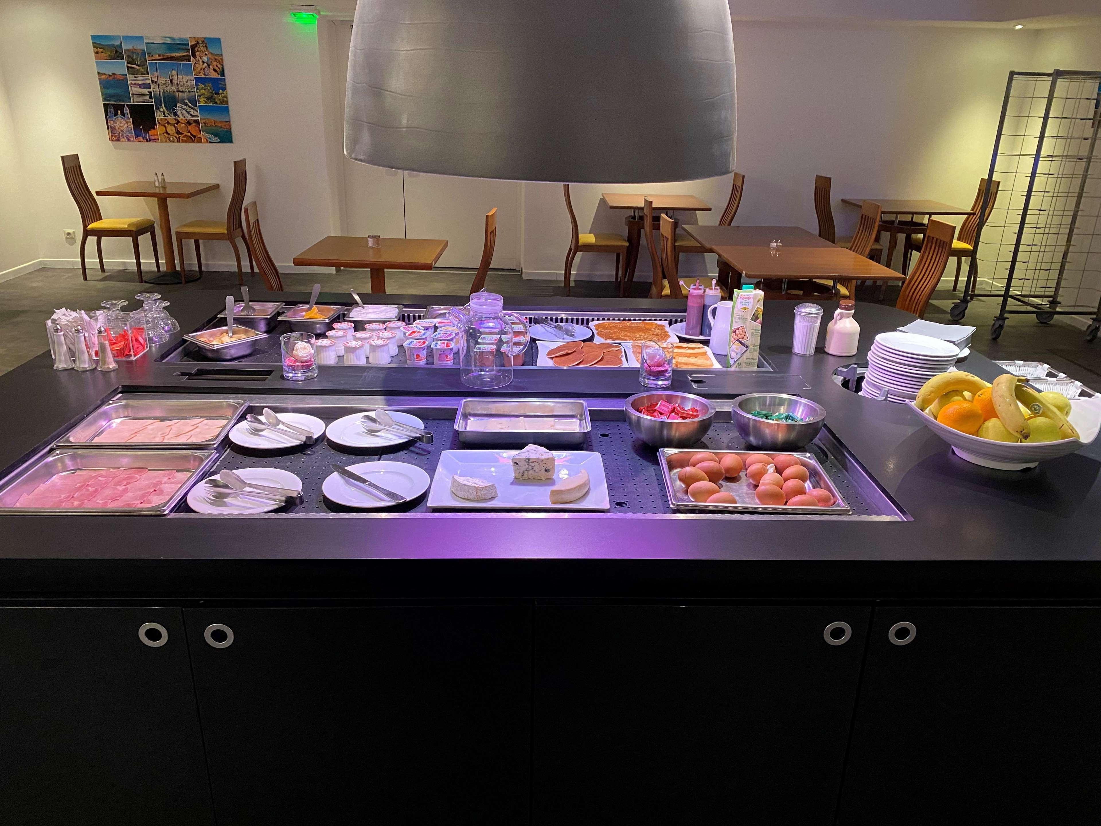 Hotel Restaurant Kyriad Fréjus Eksteriør billede