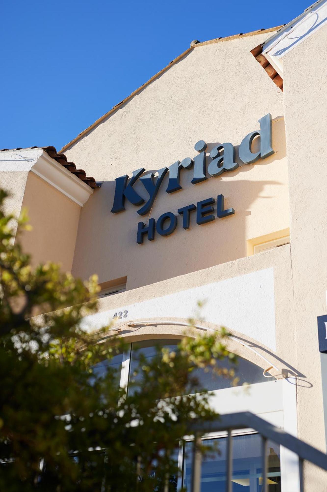 Hotel Restaurant Kyriad Fréjus Eksteriør billede