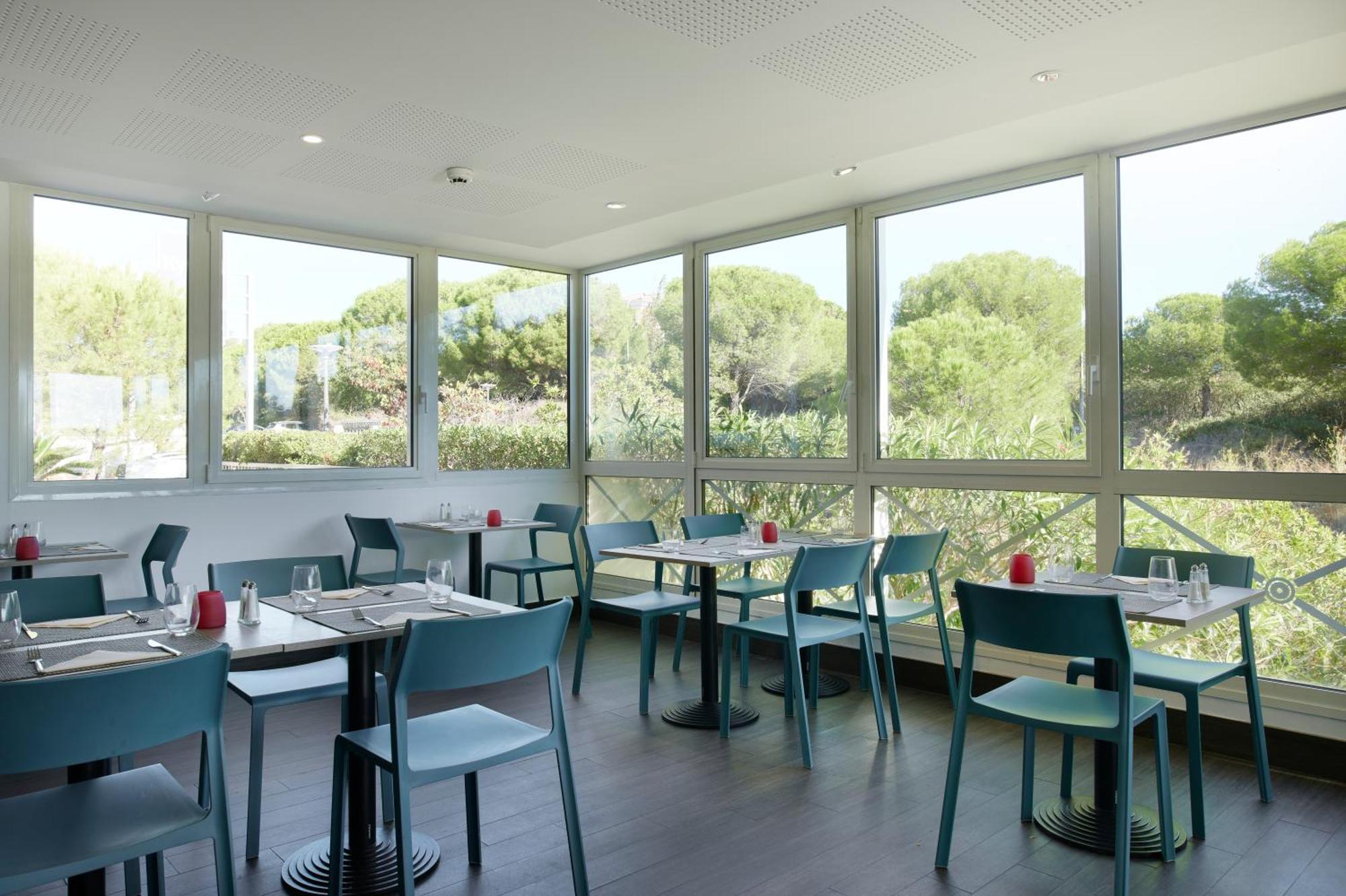 Hotel Restaurant Kyriad Fréjus Eksteriør billede