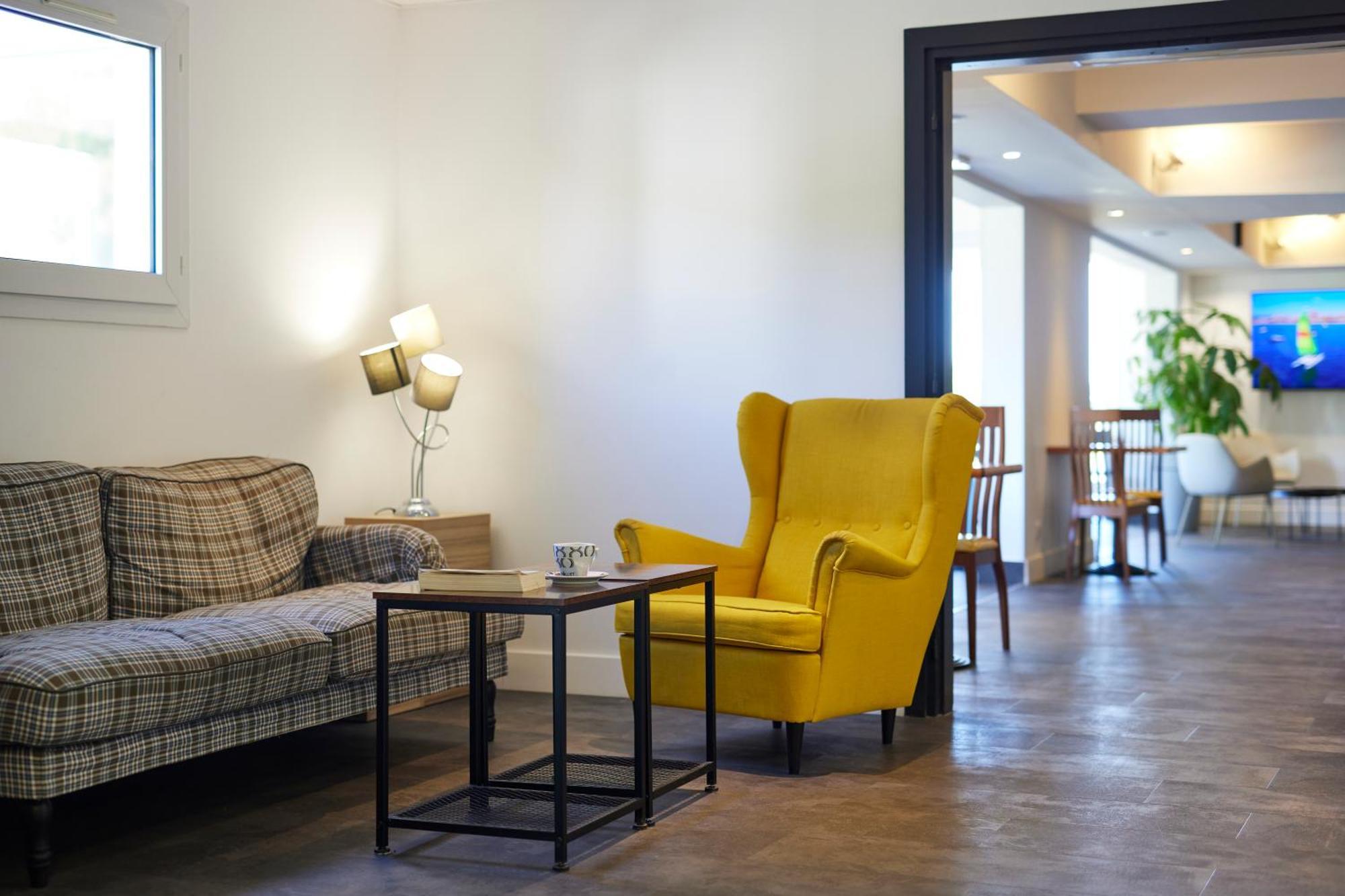 Hotel Restaurant Kyriad Fréjus Eksteriør billede