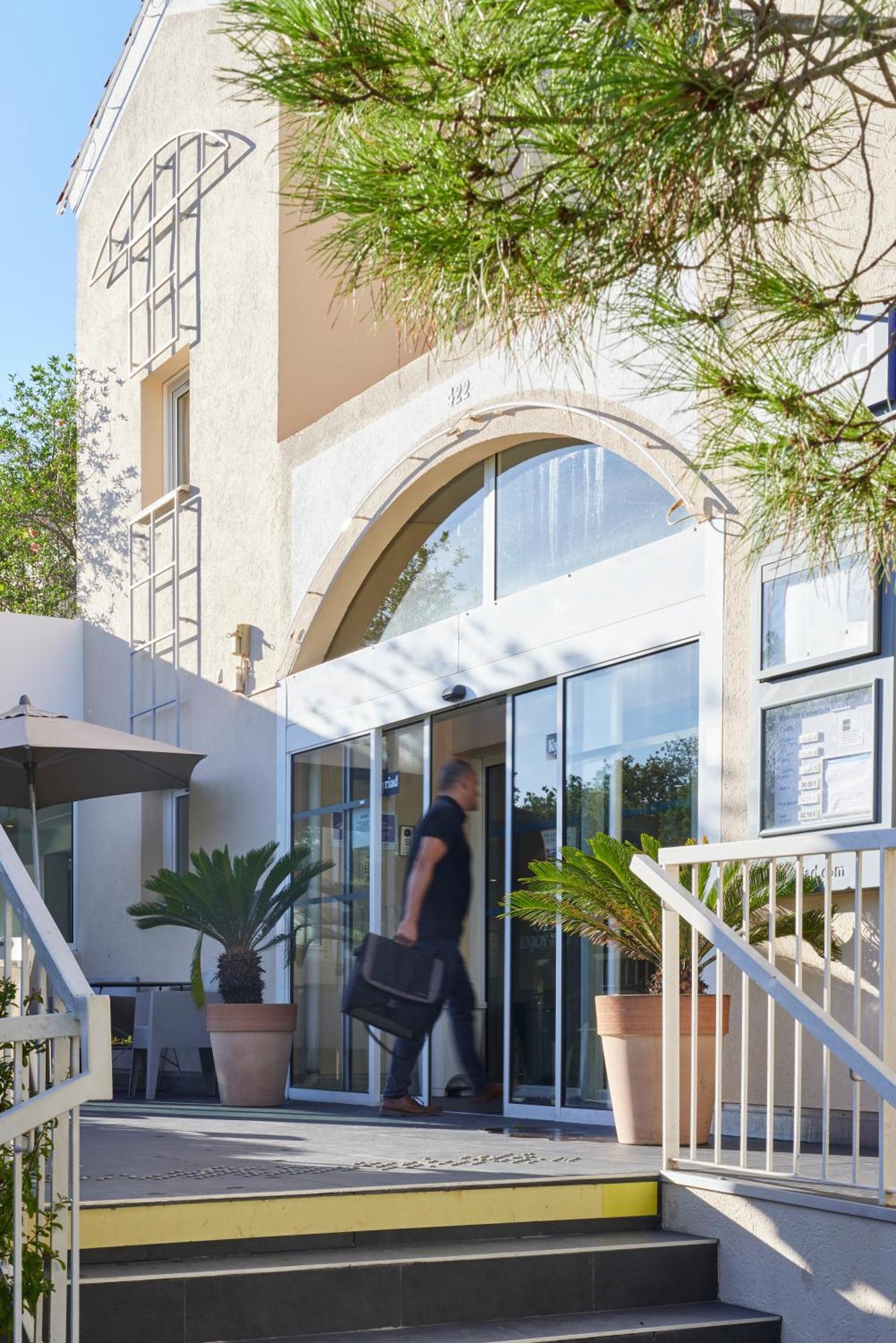 Hotel Restaurant Kyriad Fréjus Eksteriør billede