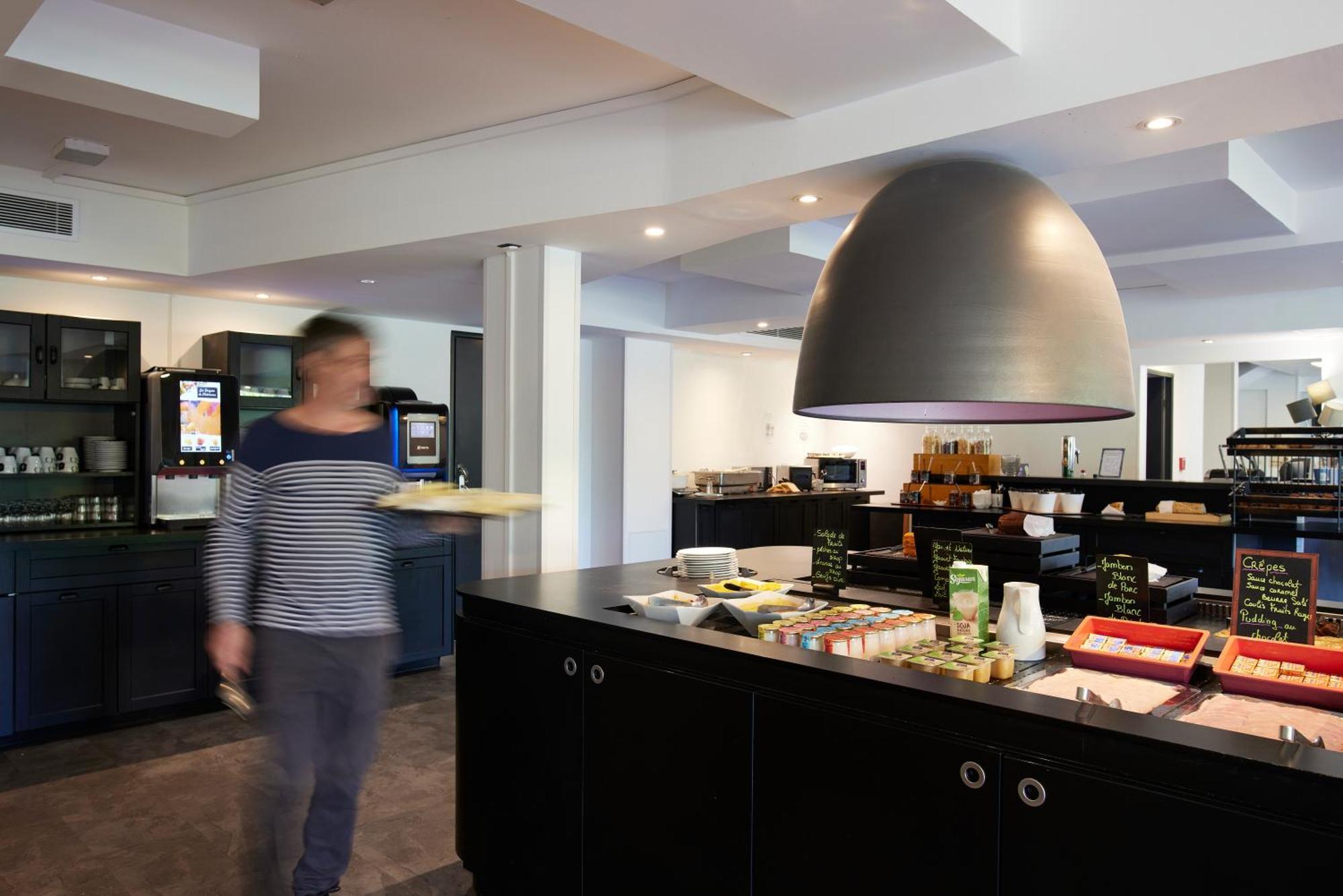 Hotel Restaurant Kyriad Fréjus Eksteriør billede